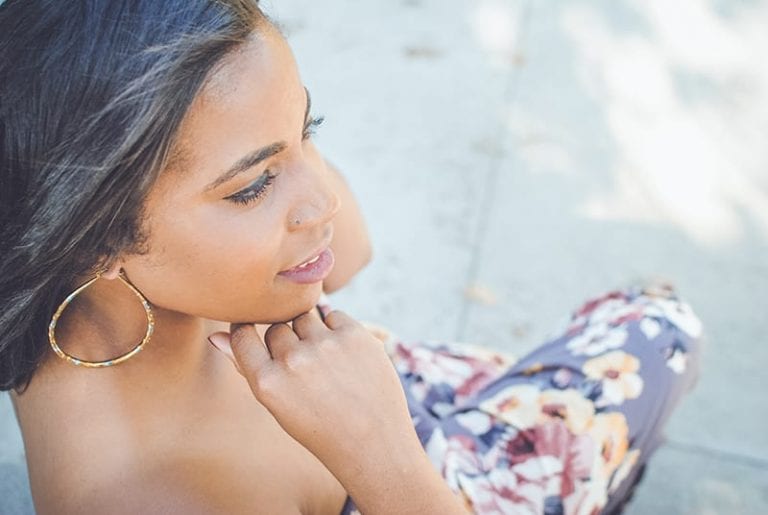 moça negra olhando para a direita com cabelo relaxado