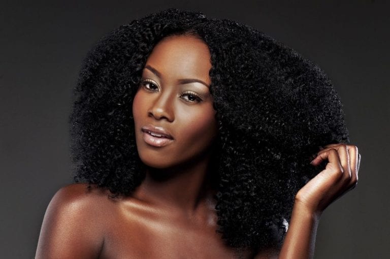 negra com cabelo crespo natural