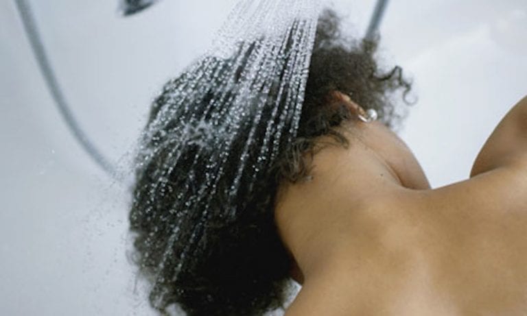 mulher lavando o próprio cabelo