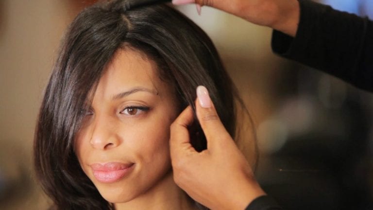 moça negra com cabelo alisado