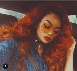 moça negra com cabelo colorido vermelho