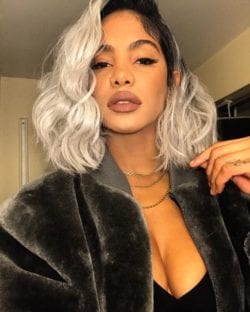 moça negra com cabelo colorido cinza