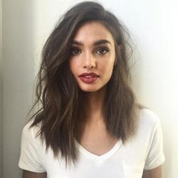 mulher com cabelos curtos e lisos