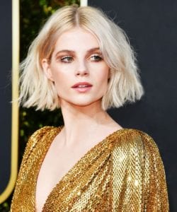 mulher com cabelos curtos e lisos