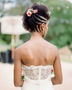 mulher cacheada com flor no cabelo
