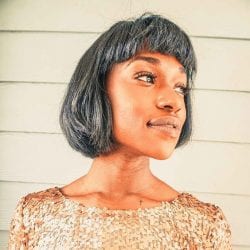 mulher negra com cabelos curtos e lisos