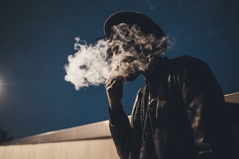 O cigarro causa queda de cabelo? Descubra aqui