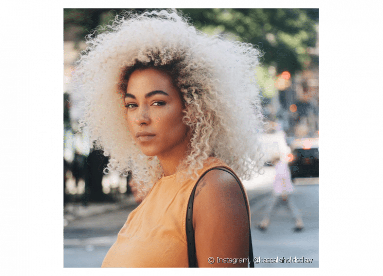 Pele negra com cabelo platinado