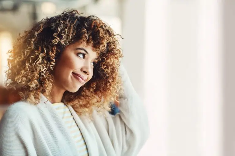 Cachos x Descoloração: como manter o cabelo saudável pós-química
