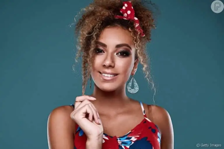 Tem cabelo cacheado com luzes ou tingido? Esses produtos vão mudar sua rotina de beleza!