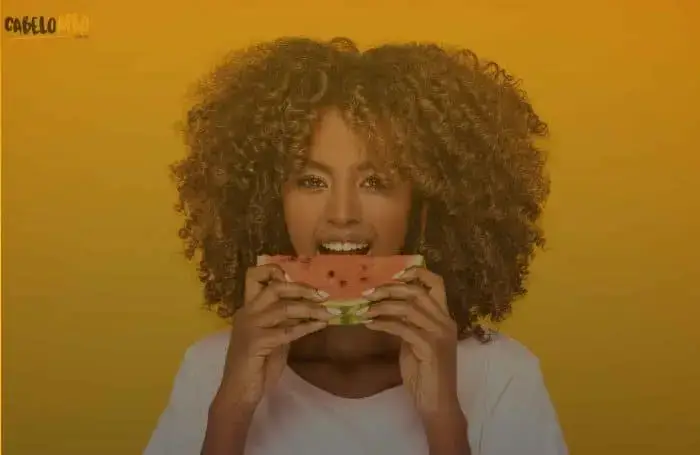 Dicas de alimentação para cabelo crespo e cacheados mais fortes e cheios de vida