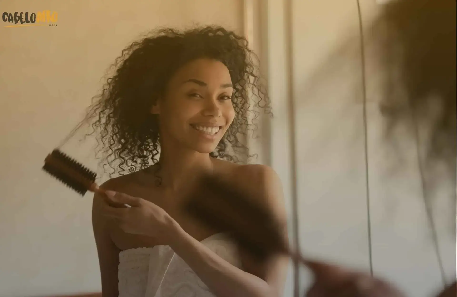 Qual é a melhor maneira de pentear meu cabelo crespo?