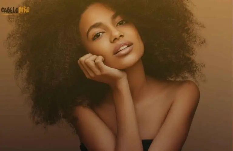 Como posso evitar o frizz em meu cabelo crespo
