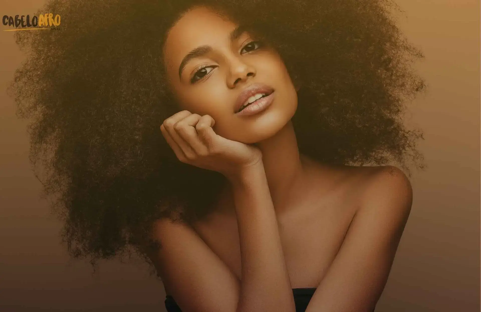 Como posso evitar o frizz em meu cabelo crespo