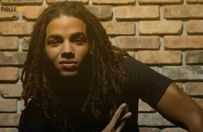 Como reduzir o frizz nos cabelos masculinos crespos