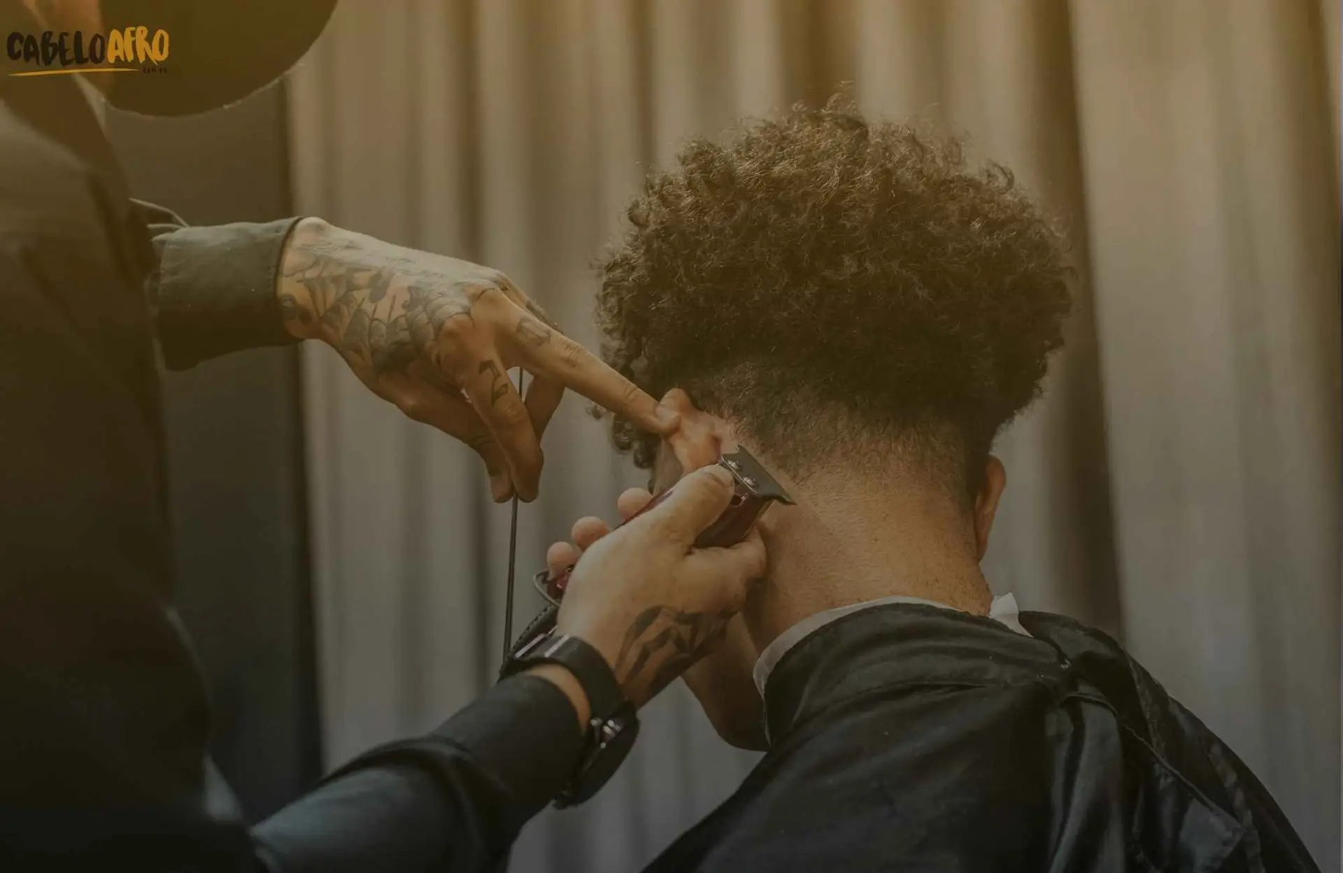 Como tratar o cabelo masculino crespo para evitar a queda de cabelo