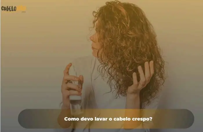 Como devo lavar o cabelo crespo?