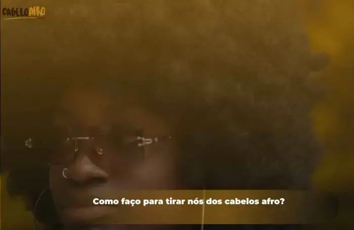 Como faço para tirar nós dos cabelos afro?