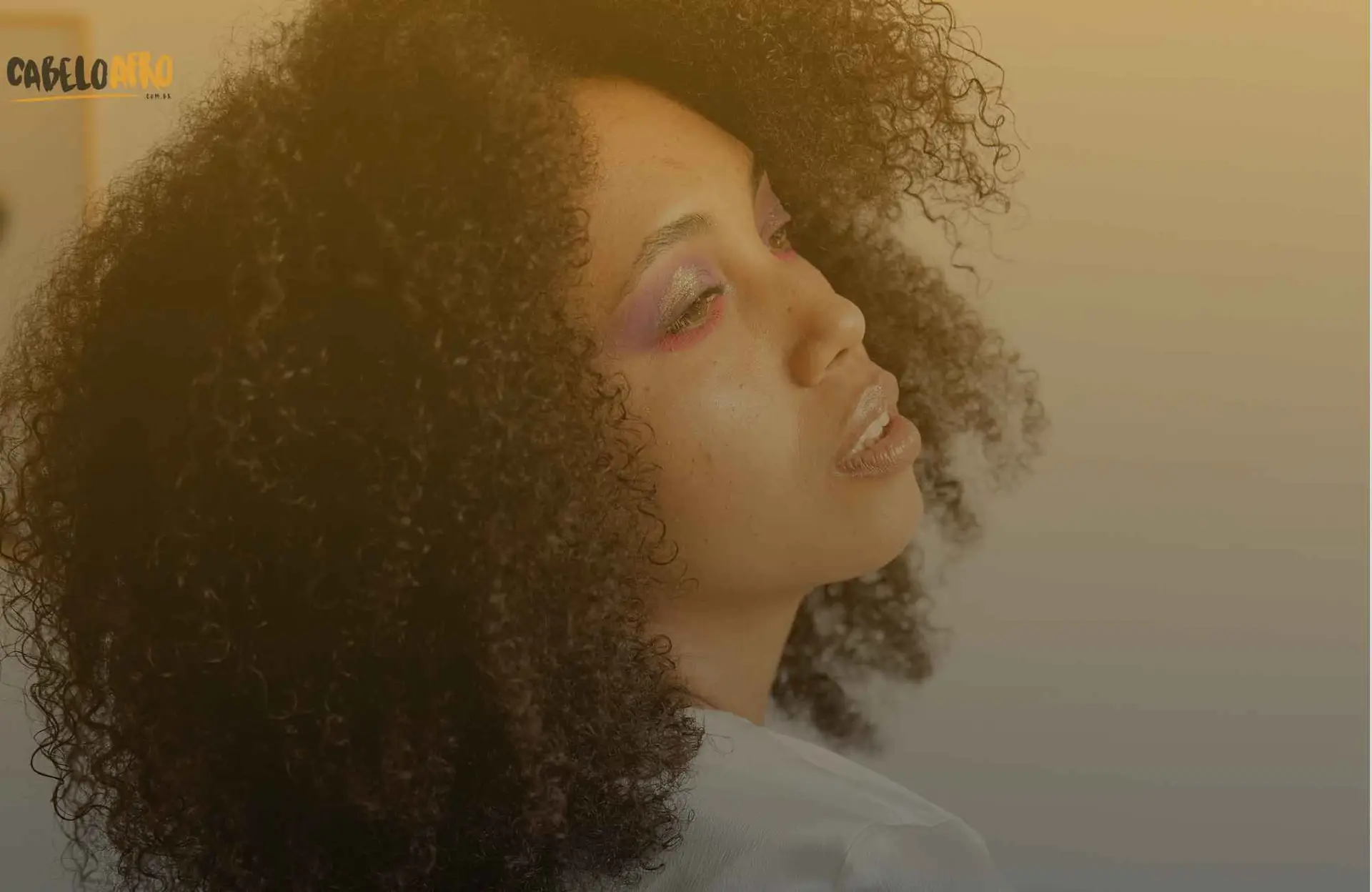 Como posso proteger meu cabelo crespo durante o dia?