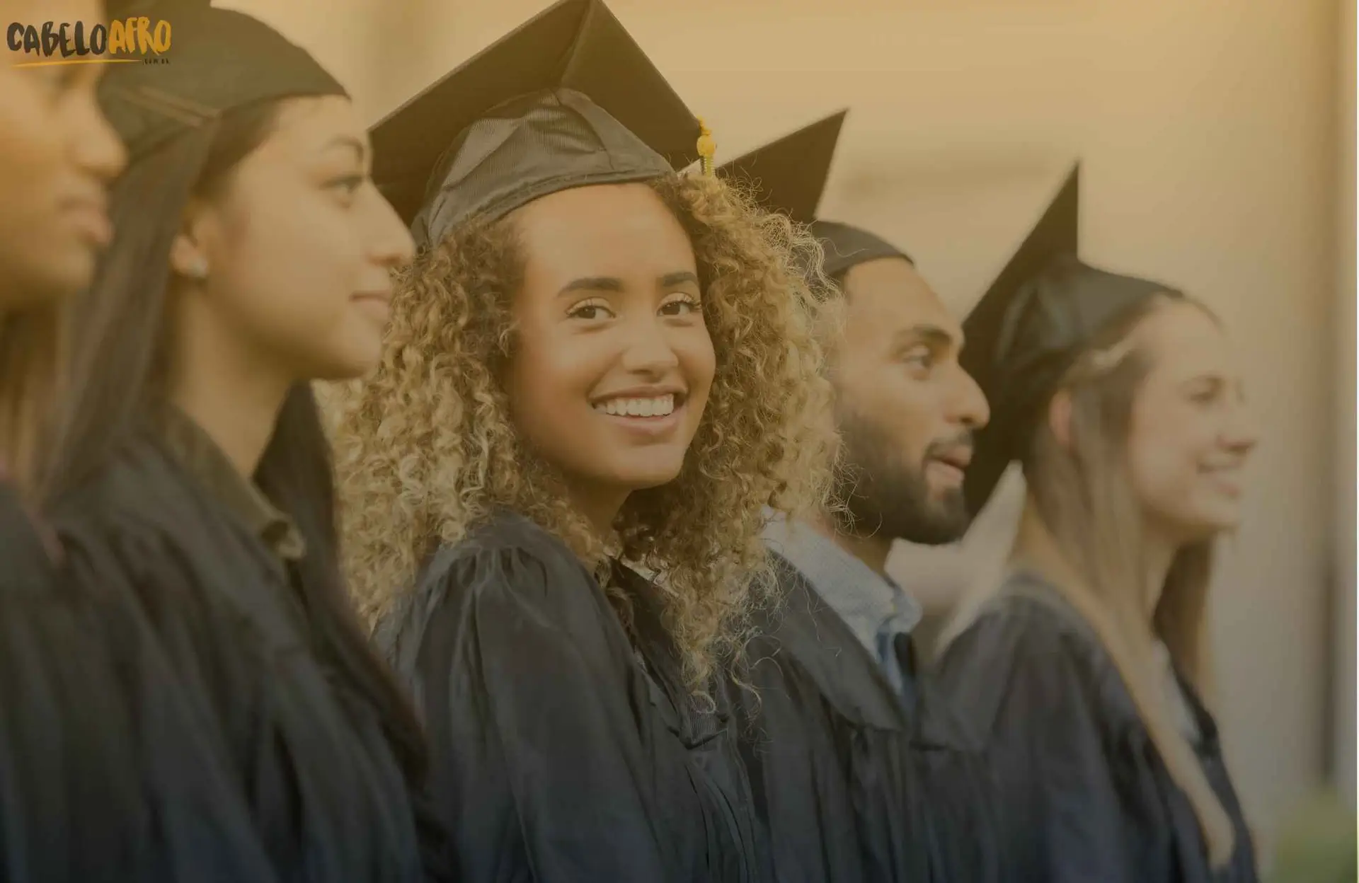 Veja quais são os 6 penteados para cabelos crespo para formaturas