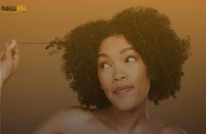 Veja como manter os cachos hidratados e sem aspecto oleoso